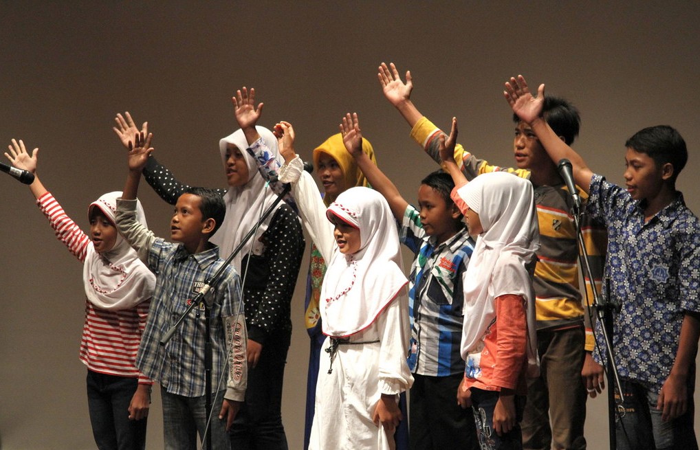 Anak-anak jalanan dalam Jakarta Philharmonic membawakan sebuah pentas bertajuk 