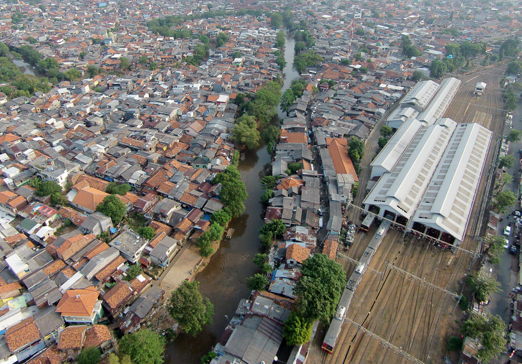 Foto udara kawasan pemukiman padat di bantaran Sungai Ciliwung kawasan Kampung Pulo dan Bukit Duri, Jakarta Timur, Kamis. ANTARA FOTO/Prasetyo Utomo