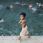 Anak-anak berenang di sumber mata air di Rote Ndao, Nusa Tenggara Timur, Jumat. ANTARA FOTO/M Agung Rajasa