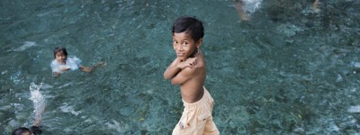 Anak-anak berenang di sumber mata air di Rote Ndao, Nusa Tenggara Timur, Jumat. ANTARA FOTO/M Agung Rajasa