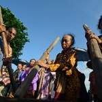 Ibu-ibu dari Jaringan Masyarakat Peduli Pegunungan Kendang memukul alu saat aksi Kamisan ke-392 yang diadakan Jaringan Solidaritas Korban untuk Keadilan di depan Istana Merdeka, Jakarta. ANTARA FOTO/Fanny Octavianus
