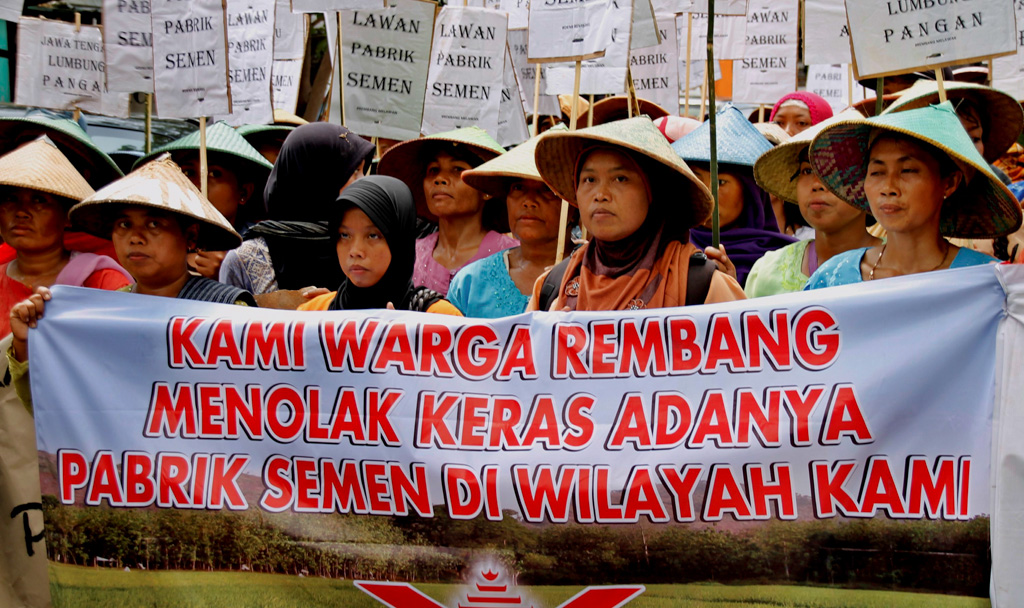 Warga Kabupaten Rembang yang menolak pembangunan pabrik PT. Semen Indonesia membentangkan spanduk dan poster saat berunjuk rasa di Semarang, Jateng. ANTARA FOTO/R. Rekotomo