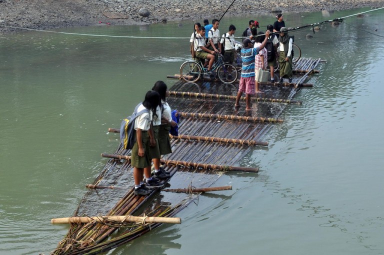 Para pelajar berangkat sekolah menumpang rakit bambu menyeberangi Sungai Bogowonto di Desa Borowetan, Banyuurip, Purworejo, Jateng, Kamis. ANTARA FOTO/ Anis Efizudin