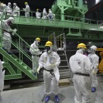 Petugas Tokyo Electric Power (TEPCO) melalukan pengecekan pada reaktor nuklir nomor 4 yang mengalami kebocoran di Fukushima, Jepang. Reuters/ Tomohiro Ohsumi