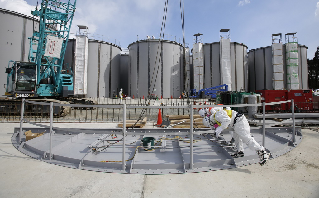 Petugas PLTN memeriksa keadaan reaktor nuklir di Fukushima, Jepang. Reuters