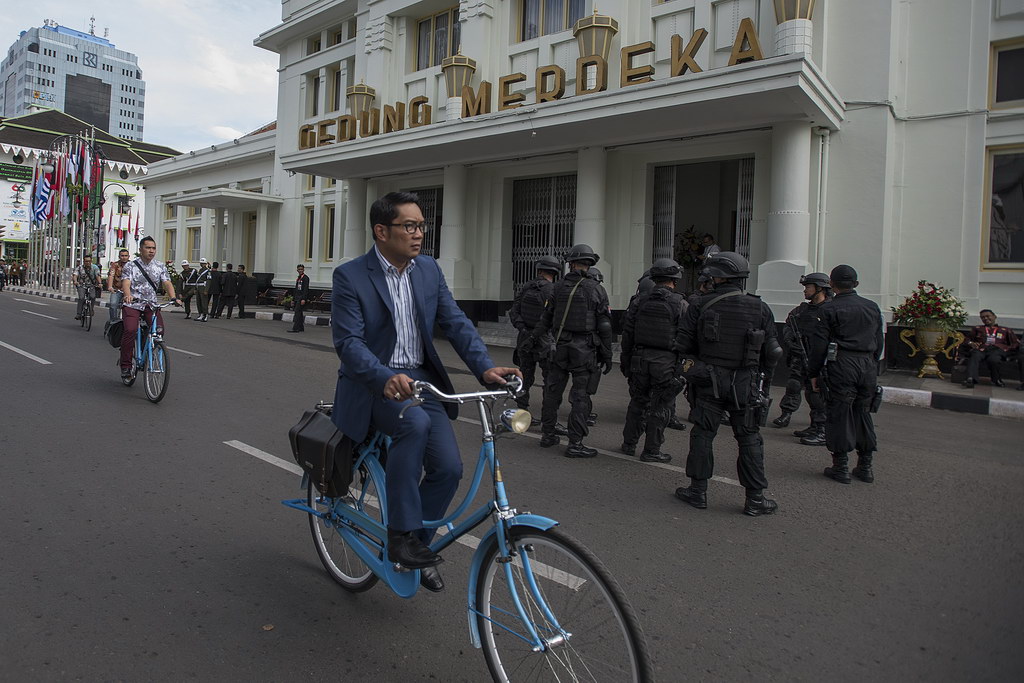 Walikota Bandung Ridwan Kamil menggunakan sepeda onthelnya melakukan peninjauan persiapan peringatan ke-60 Tahun Konferensi Asia Afrika 2015 di Jalan Asia Afrika, Bandung, Jawa Barat. ANTARA FOTO/ Widodo S. Jusuf