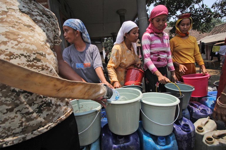 dana desa warga-desa-mengantre-air-bersih