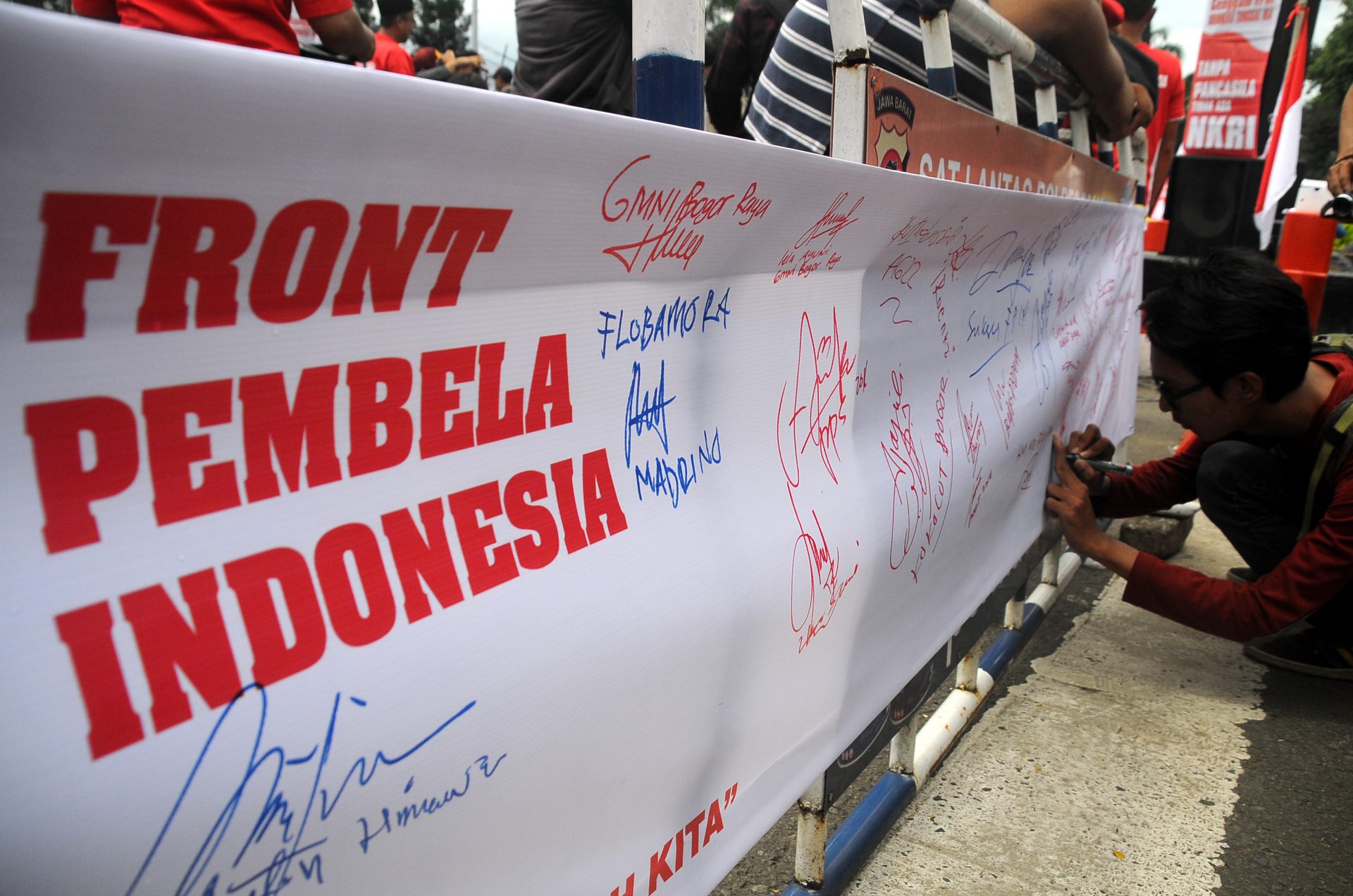 Kembali ke UUD 1945, Jalan Mundur Demokrasi | GEOTIMES