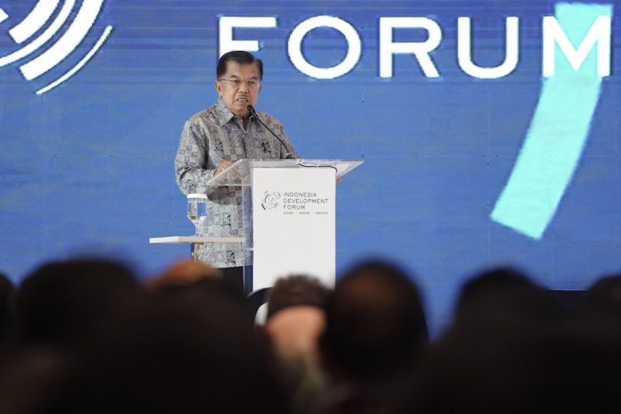 Wakil Presiden Jusuf Kalla memberikan sambutan ketika pembukaan Indonesia Development Forum yang diselenggarakan oleh Kementerian PPN/Bappenas bersama Australian Department of Foreign Affair and Trade, di Jakarta, Rabu (9/8)