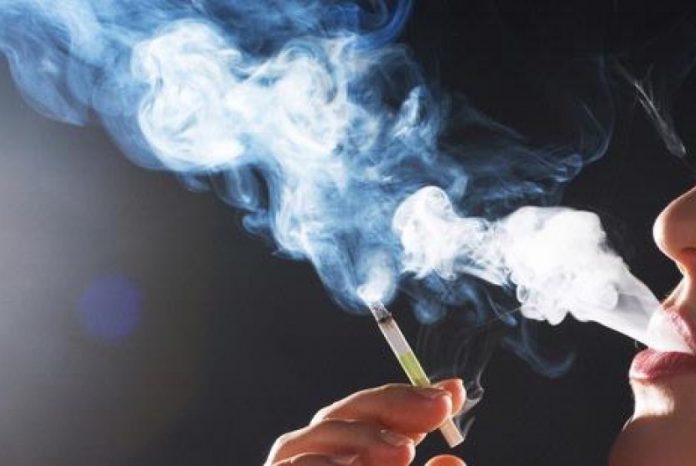 Antara Asap Rokok dan Papan Tulis | GEOTIMES