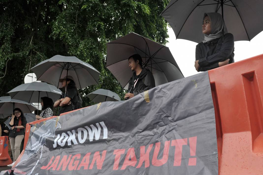 Para aktivis menggelar aksi Kamisan ke-519 di depan Istana Merdeka, Jakarta, Kamis (21/12).