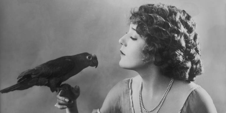 Cara Dunia Hiburan Mencipta Mitos