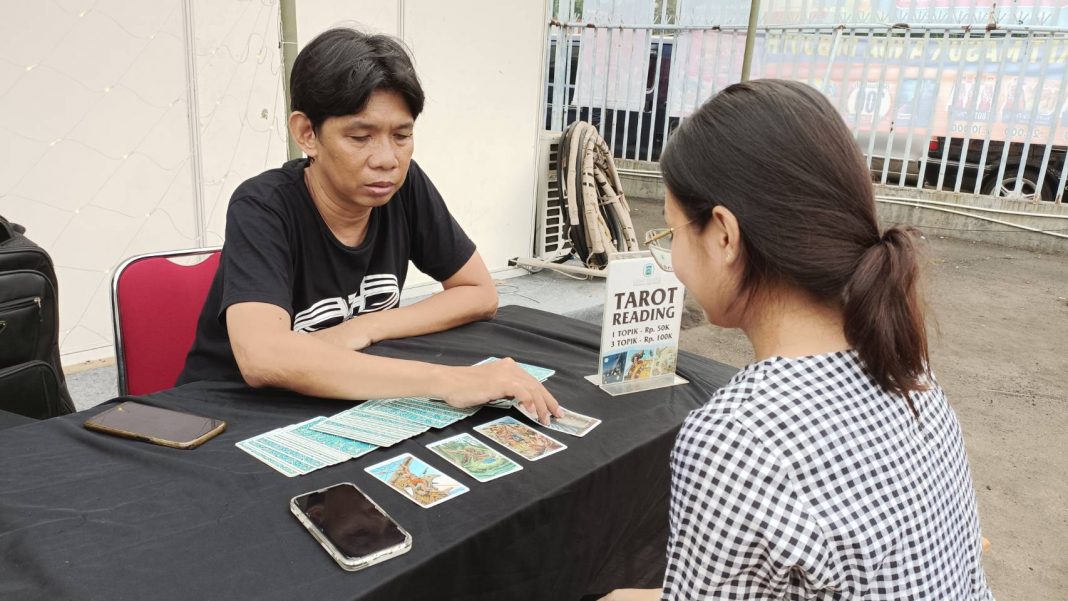geotimes - Pengunjung Jakarta Fair Antusias Konsultasi Tarot