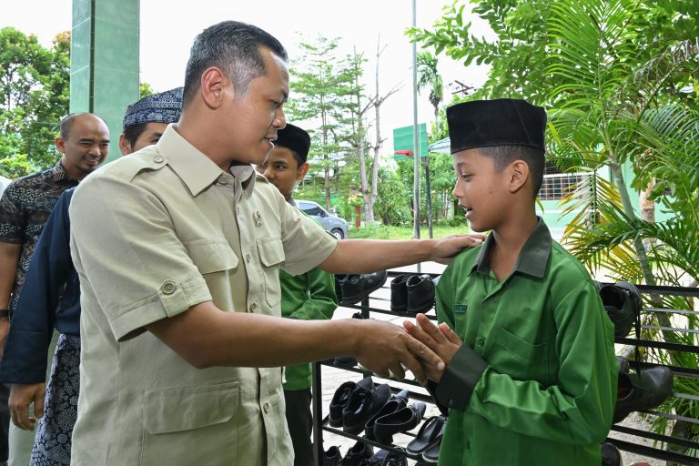 Wamendikdasmen Fajar Kunjungi SMP IT Dar Ma’arif NU Riau Disambut Marawis