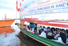 Dari Lapangan Upacara hingga Kapal Guru, Hardiknas bersama Wamen Fajar di Kapuas